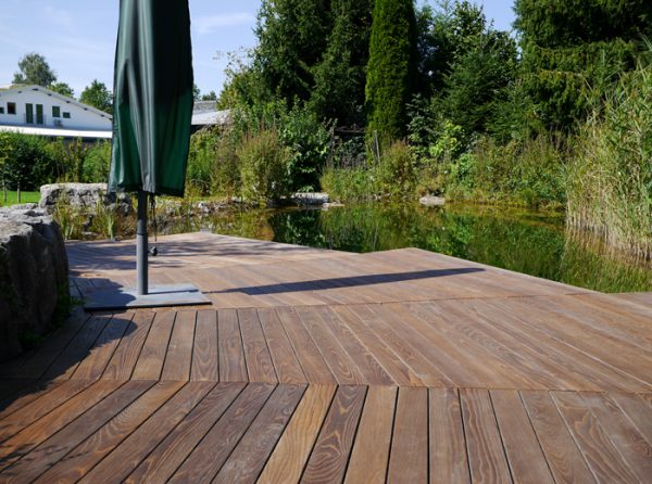 Terrassenreinigung und Pflege im Frühjahr - Holz-Renz