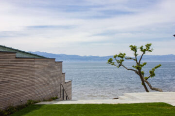 Sichtschutz und Windschutz aus Thermoholz im Garten mit Sicht auf den See
