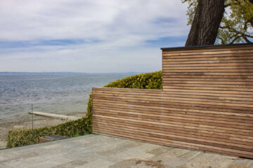 Sichtschutz und Windschutz aus Thermoholz mit Sicht auf den See