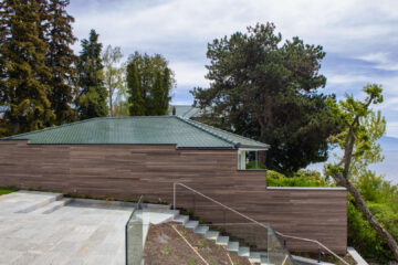 Sichtschutz und Windschutz aus Thermoholz auf der Terrasse