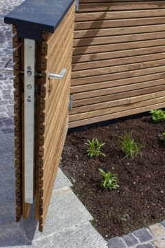Sichtschutz mit Gartentor aus Thermoholz